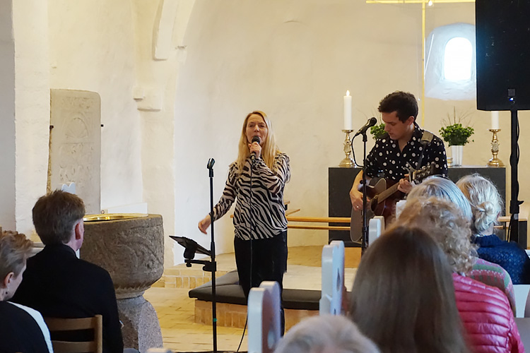 Alberte Winding synger i Stenløse Kirke